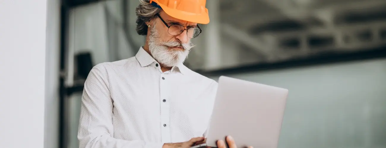 Handwerker mit Laptop