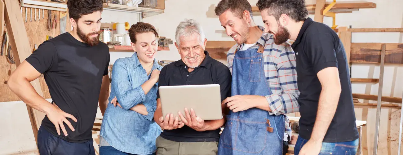 Chef zeigt die Meisterwerk App am Computer