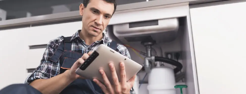 Mit der Meisterwerk App kann sich Ihr Team u. a. die ausgeführte Arbeit direkt z. B. auf einem Tablet digital unterschreiben lassen.
